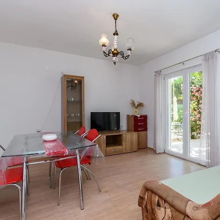 Ian Apartment Lopar