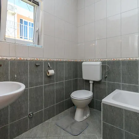 Ian Apartment *