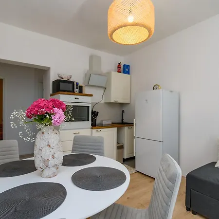 Ian Apartment Lopar