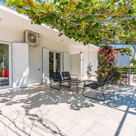 Ian Apartment Lopar